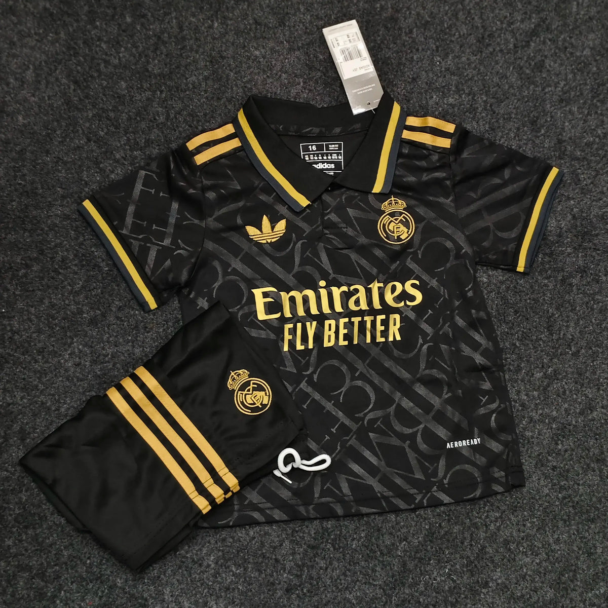 REAL MADRID BLACK AND ICONIC COLLAR KIDS PREMIUM KIT